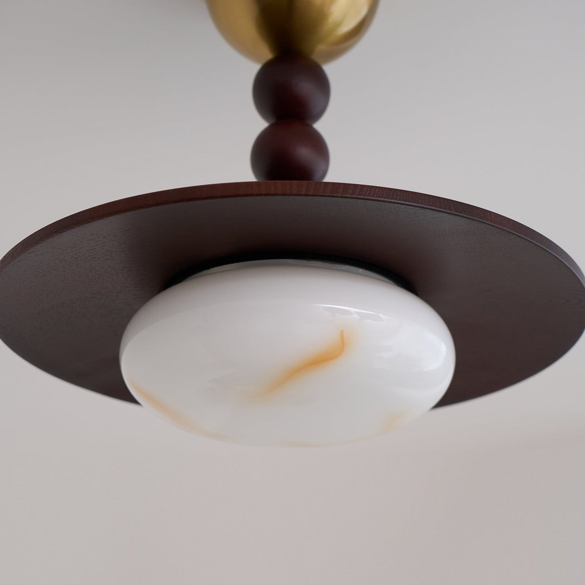 Muto Plafondlamp Walnootkleur & Witte Imitatie Alabaster