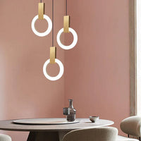 Moderne LED hanglamp met gouden ring