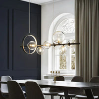Moderne lineaire kroonluchter – glazen bollen en verlichte ring op zwart frame