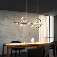 Moderne lineaire kroonluchter – glazen bollen en verlichte ring op zwart frame
