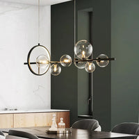 Moderne lineaire kroonluchter – glazen bollen en verlichte ring op zwart frame