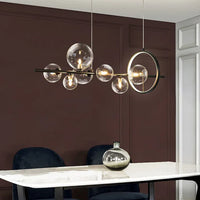 Moderne lineaire kroonluchter – glazen bollen en verlichte ring op zwart frame