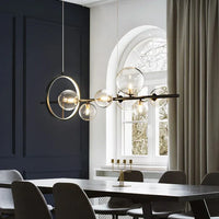 Moderne lineaire kroonluchter – glazen bollen en verlichte ring op zwart frame
