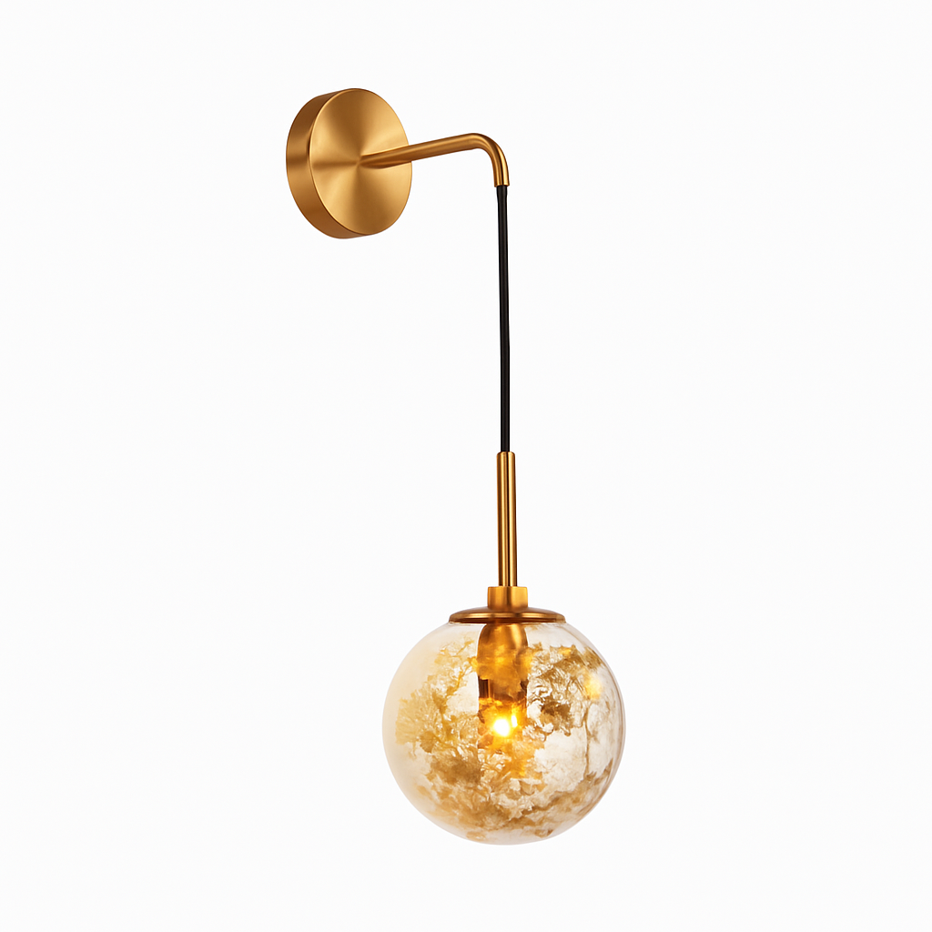 Design wandlamp in glas gevuld met gouden bladeren, hangend