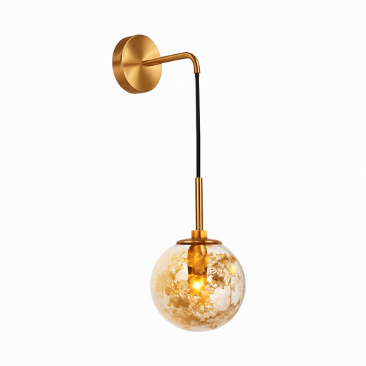 Design wandlamp in glas gevuld met gouden bladeren, hangend