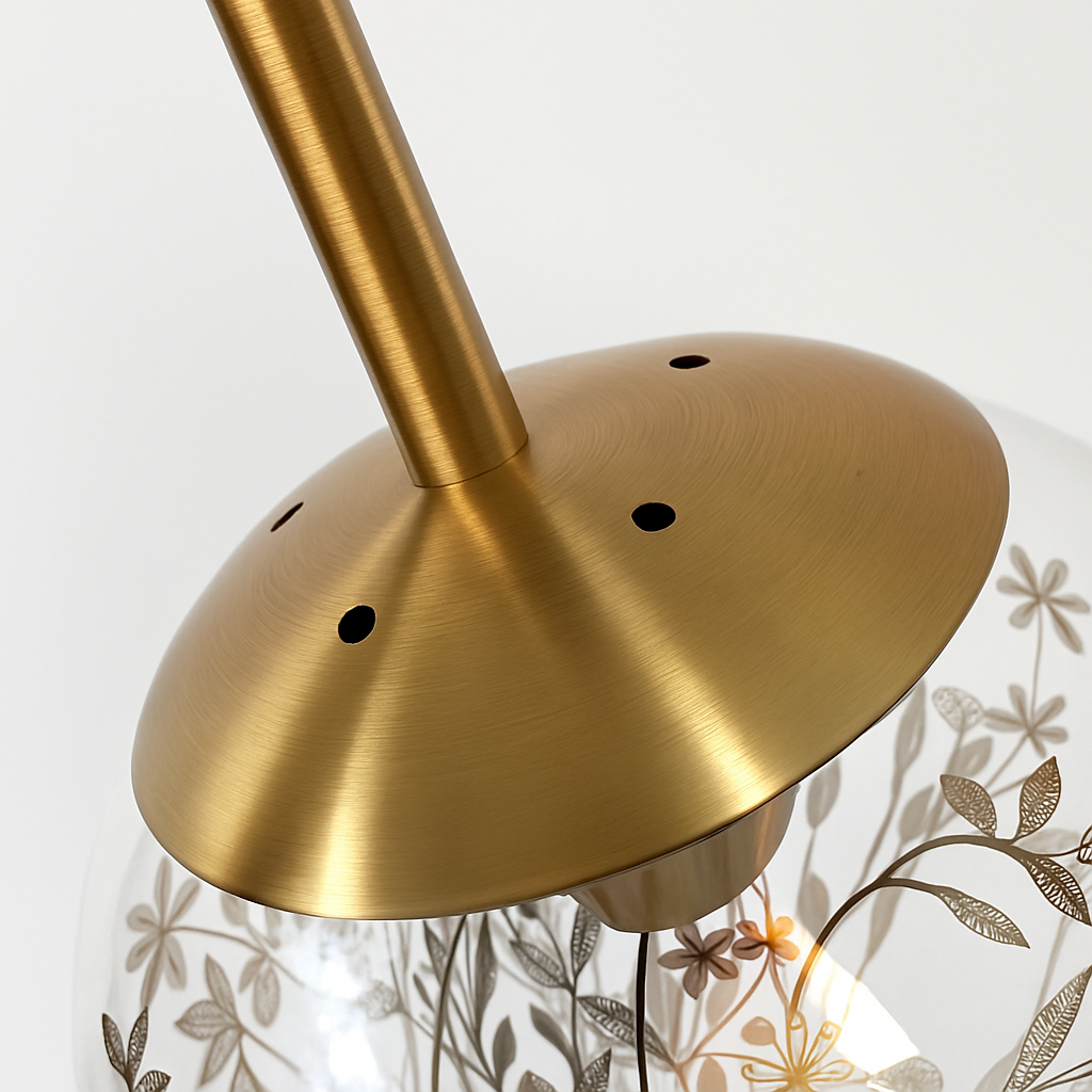 Design wandlamp in glas gevuld met gouden bladeren, hangend