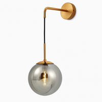 Wandlamp met hangende glazen bol