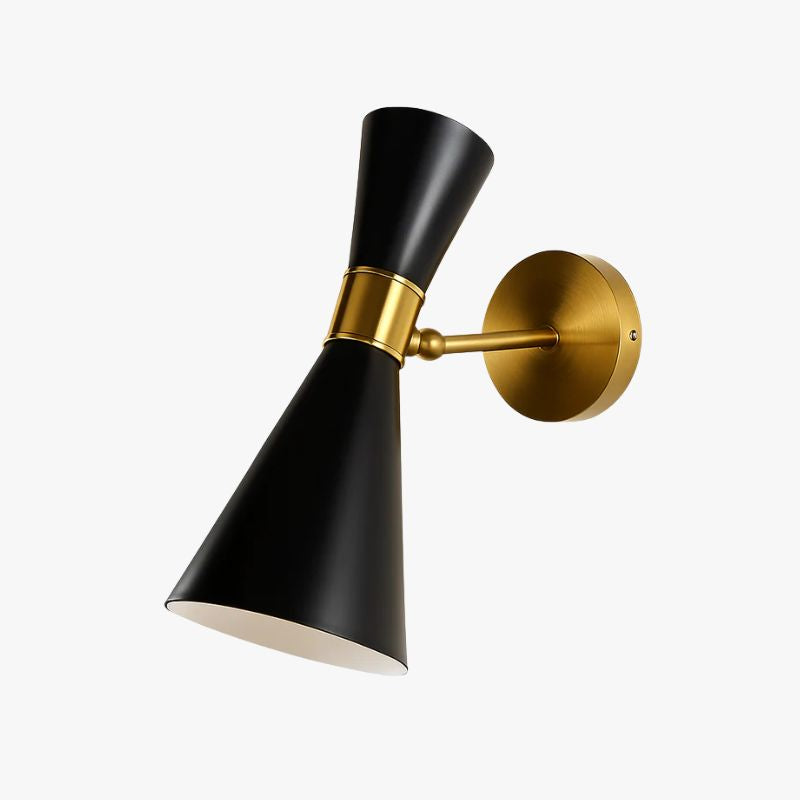 Design wandlamp met gouden LED en creatieve driehoekige lampenkap