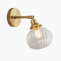 Design LED wandlamp met metalen arm en glazen kap