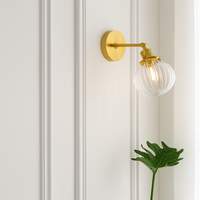 Design LED wandlamp met metalen arm en glazen kap