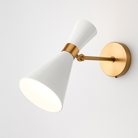 Design wandlamp met gouden LED en creatieve driehoekige lampenkap