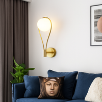 Design wandlamp met gouden LED en witte glazen bol Shadow