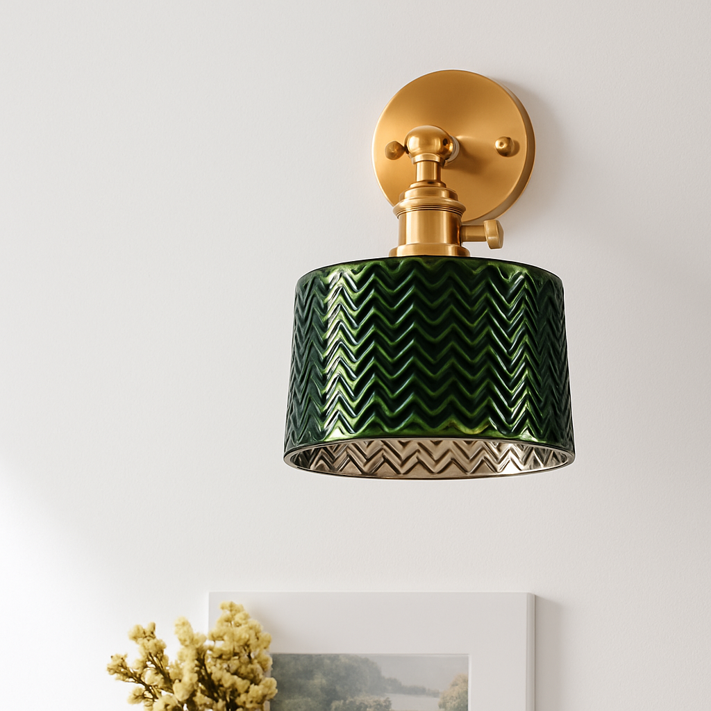 Design wandlamp met gouden LED en retro glazen kap