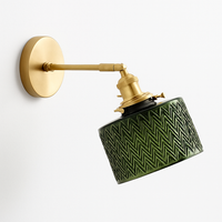 Design wandlamp met gouden LED en retro glazen kap