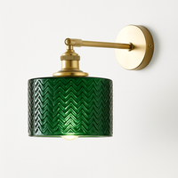 Design wandlamp met gouden LED en retro glazen kap