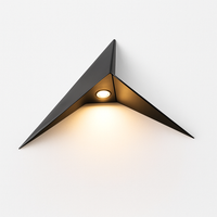 Design wandlamp met LED in metalen driehoek Loft