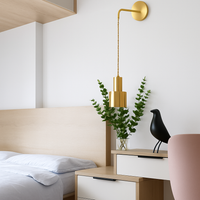 Gouden wandlamp met hanglamp