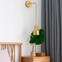 Gouden wandlamp met hanglamp