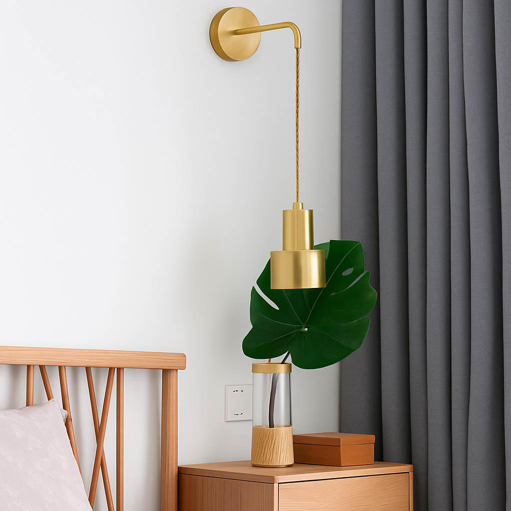 Gouden wandlamp met hanglamp