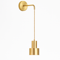 Gouden wandlamp met hanglamp