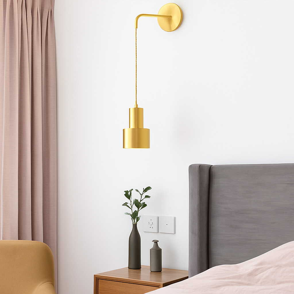 Gouden wandlamp met hanglamp
