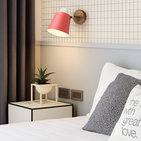Wandlamp LED met verstelbare kap van metaal en houten steun