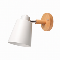 Wandlamp LED met verstelbare kap van metaal en houten steun