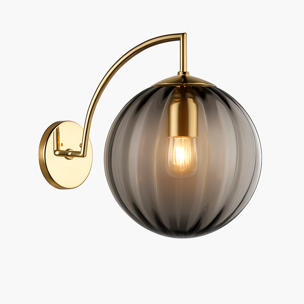 Gouden LED wandlamp met rookglazen bol Scone