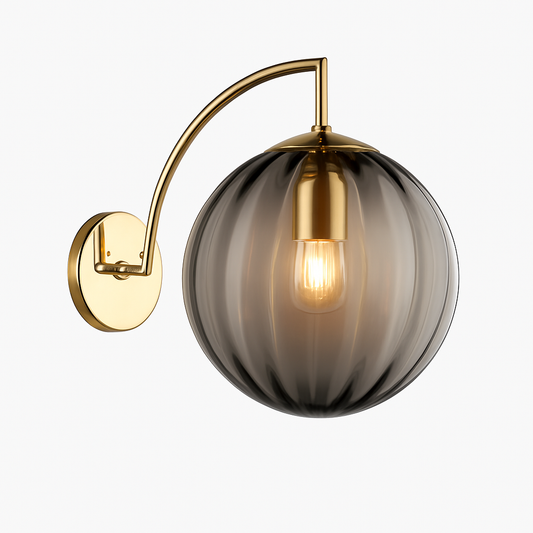 Gouden LED wandlamp met rookglazen bol Scone