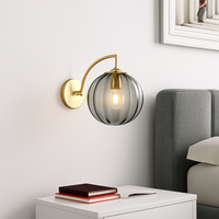 Gouden LED wandlamp met rookglazen bol Scone