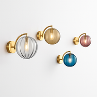 Gouden LED wandlamp met rookglazen bol Scone