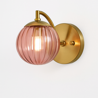 Gouden LED wandlamp met rookglazen bol Scone