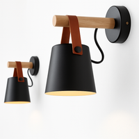 LED wandlamp van hout met hangende lampenkap