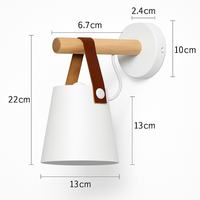 LED wandlamp van hout met hangende lampenkap
