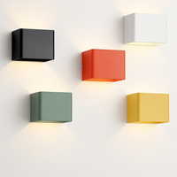 Moderne LED wandlamp met gekleurde metalen kubus