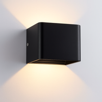 Moderne LED wandlamp met gekleurde metalen kubus