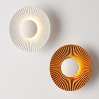 Moderne LED wandlamp in de vorm van een metalen zon Hasna