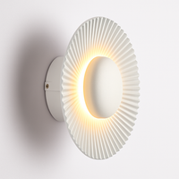 Moderne LED wandlamp in de vorm van een metalen zon Hasna
