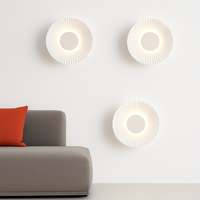 Moderne LED wandlamp in de vorm van een metalen zon Hasna