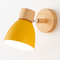 Noordse wandlamp van hout met schakelaar