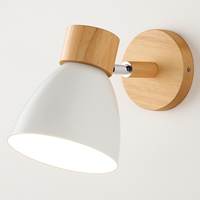 Noordse wandlamp van hout met schakelaar