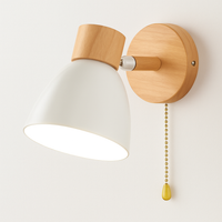 Noordse wandlamp van hout met schakelaar