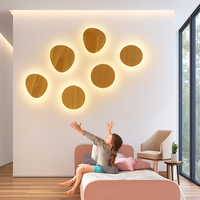 Scandinavische LED wandlamp in ovale houten vorm