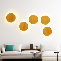Scandinavische LED wandlamp in ovale houten vorm