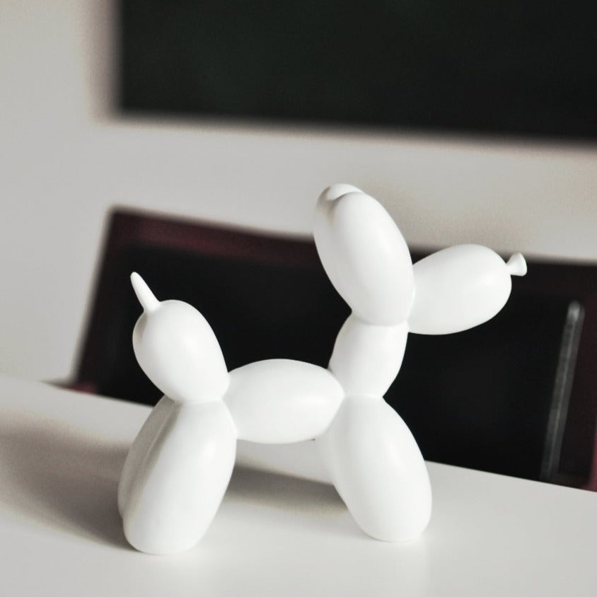 Artisano Luxe Ballon Hond Sculptuur | Exquisite handgemaakte hars kunstwerk dat een speelse touch toevoegt aan elke luxe decor
