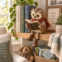 Decoratieve uilfiguur met bril, boek en sjaal. Gezellig cadeau voor boekenliefhebbers