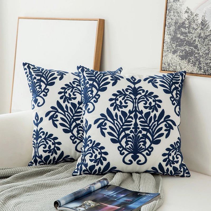 Auralithe - Blauw Geborduurd Sierkussen met Ornamentmotief