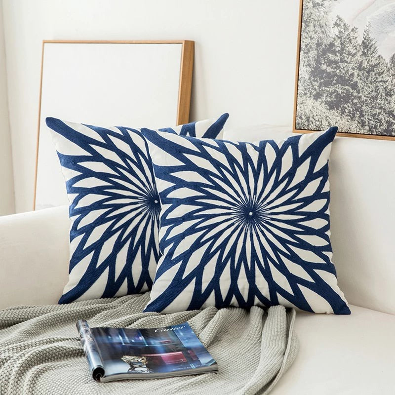 Auralithe - Blauw Geborduurd Sierkussen met Ornamentmotief