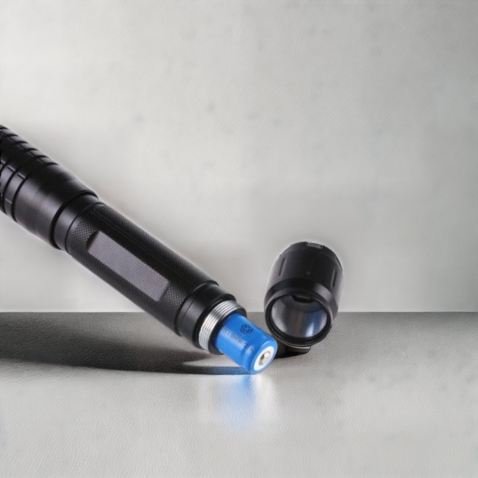 Blauwe Laser Fakkel | 450nm Hoge-Intensiteit Optische Uitgang | Tactisch 5000m+ Bereik | Verstelbare Focus Aluminium Behuizing | Thermische Ontsteking Mogelijke Zaklamp