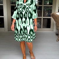 CharmDot | De jurk past zich moeiteloos aan elke gelegenheid aan en belichaamt veelzijdigheid en stijl